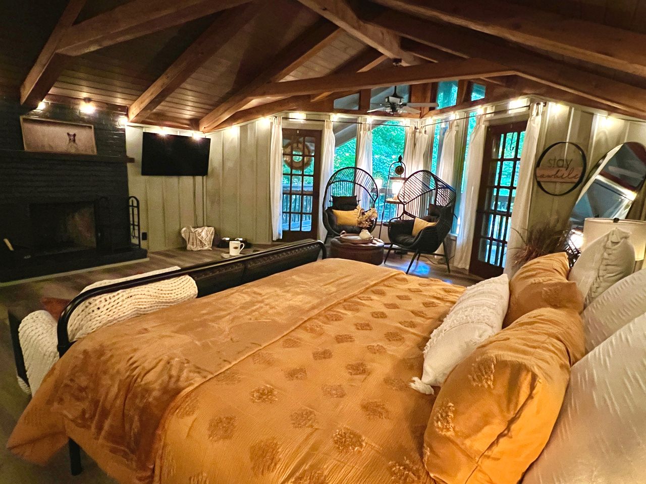 Romantic Cabin Ideal for a Secluded Escape in Townsend, Tennessee