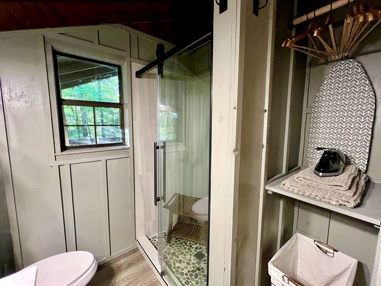 Romantic Cabin Ideal for a Secluded Escape in Townsend, Tennessee