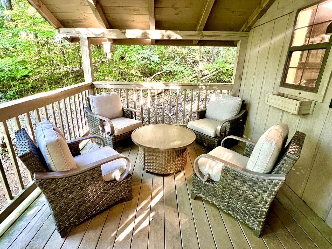 Romantic Cabin Ideal for a Secluded Escape in Townsend, Tennessee