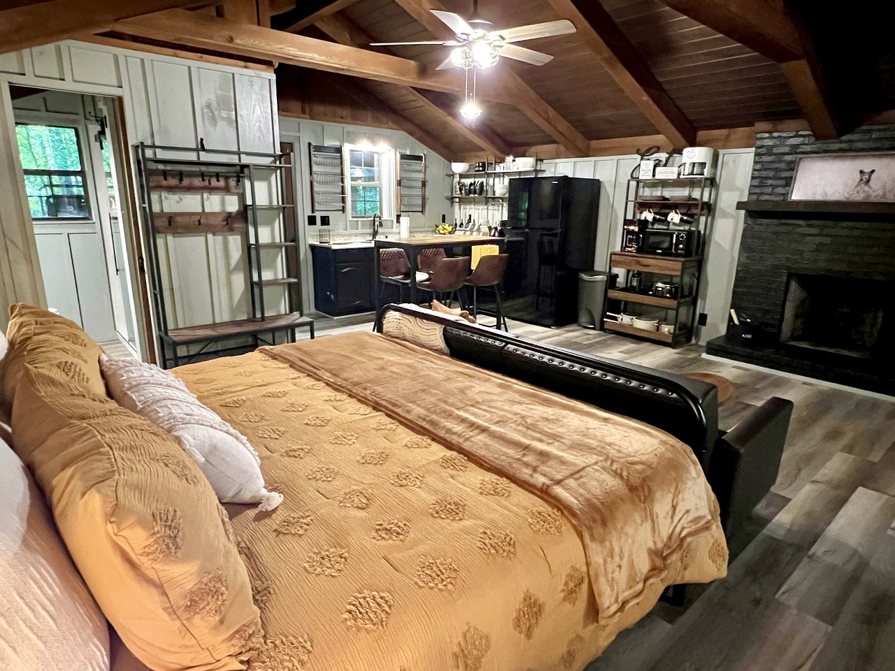 Romantic Cabin Ideal for a Secluded Escape in Townsend, Tennessee