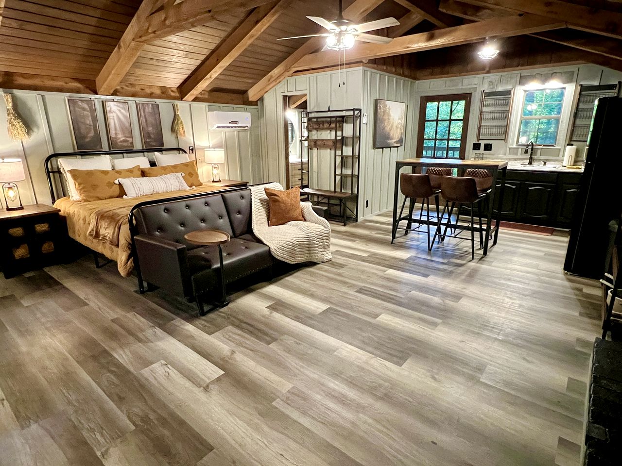 Romantic Cabin Ideal for a Secluded Escape in Townsend, Tennessee