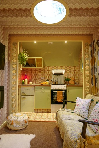 Caravans (United Kingdom, Amersham, England)