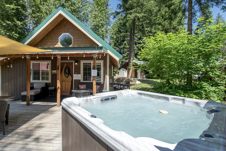 Serene Mountain Cabin Lake Near Wenatchee State Park with a Hot-Tub to Relax Under the Stars, Washington