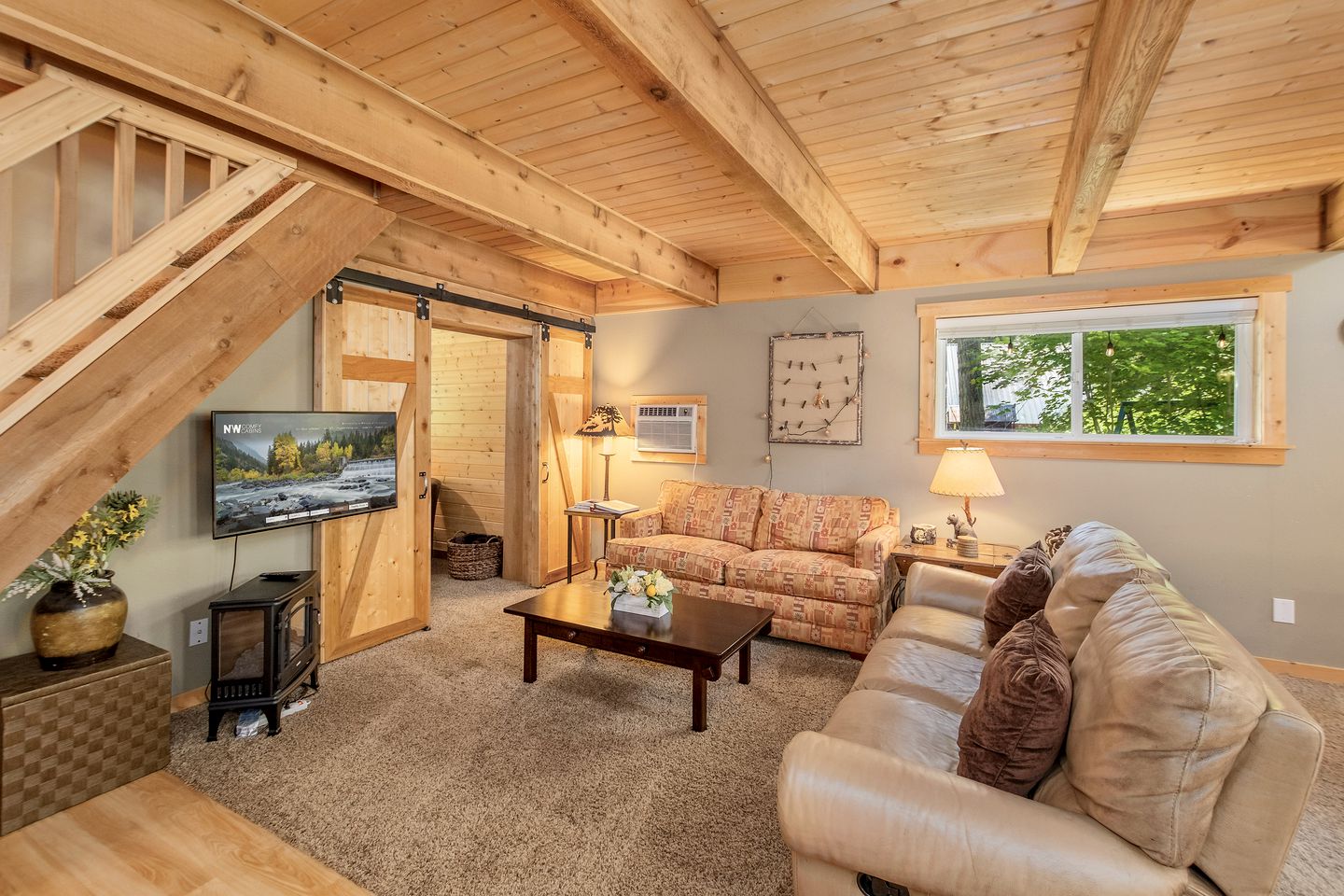 Pet-Friendly, Serene Mountain Cabin Lake Near Wenatchee State Park with a Hot-Tub to Relax Under the Stars, Washington