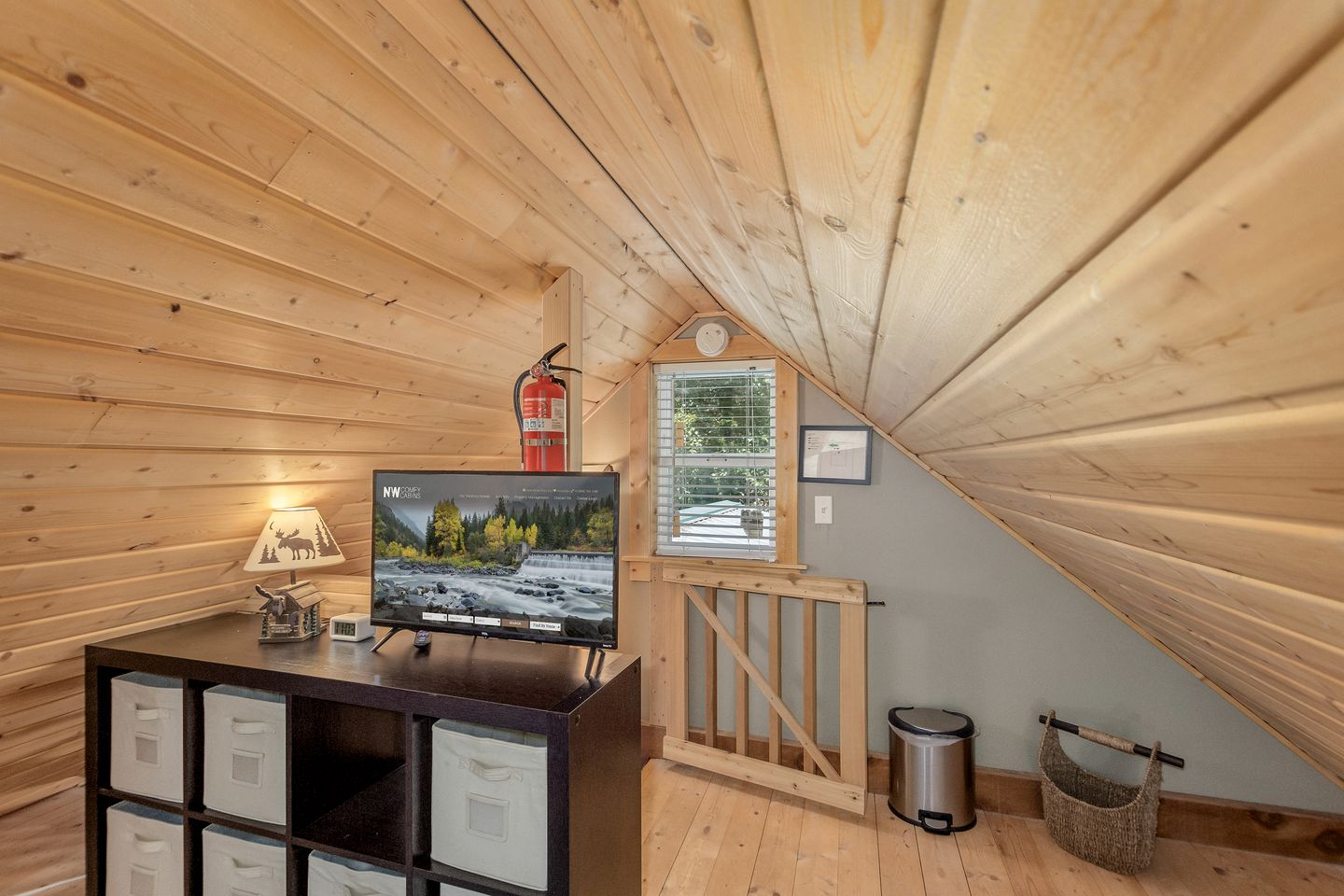 Pet-Friendly, Serene Mountain Cabin Lake Near Wenatchee State Park with a Hot-Tub to Relax Under the Stars, Washington