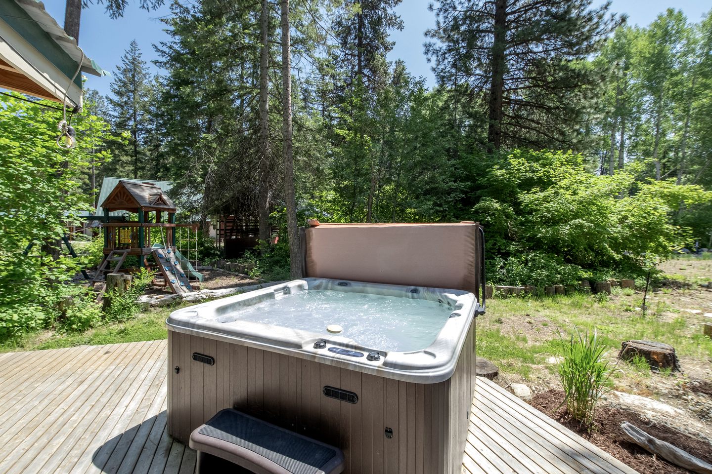 Pet-Friendly, Serene Mountain Cabin Lake Near Wenatchee State Park with a Hot-Tub to Relax Under the Stars, Washington