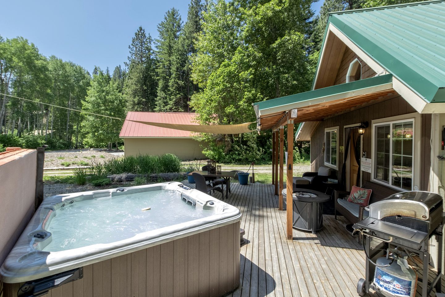 Pet-Friendly, Serene Mountain Cabin Lake Near Wenatchee State Park with a Hot-Tub to Relax Under the Stars, Washington