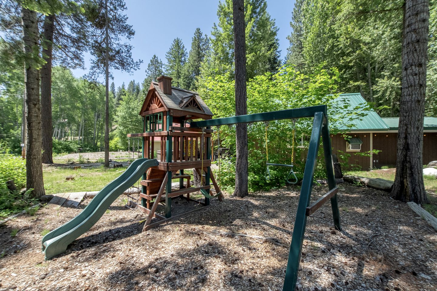 Pet-Friendly, Serene Mountain Cabin Lake Near Wenatchee State Park with a Hot-Tub to Relax Under the Stars, Washington