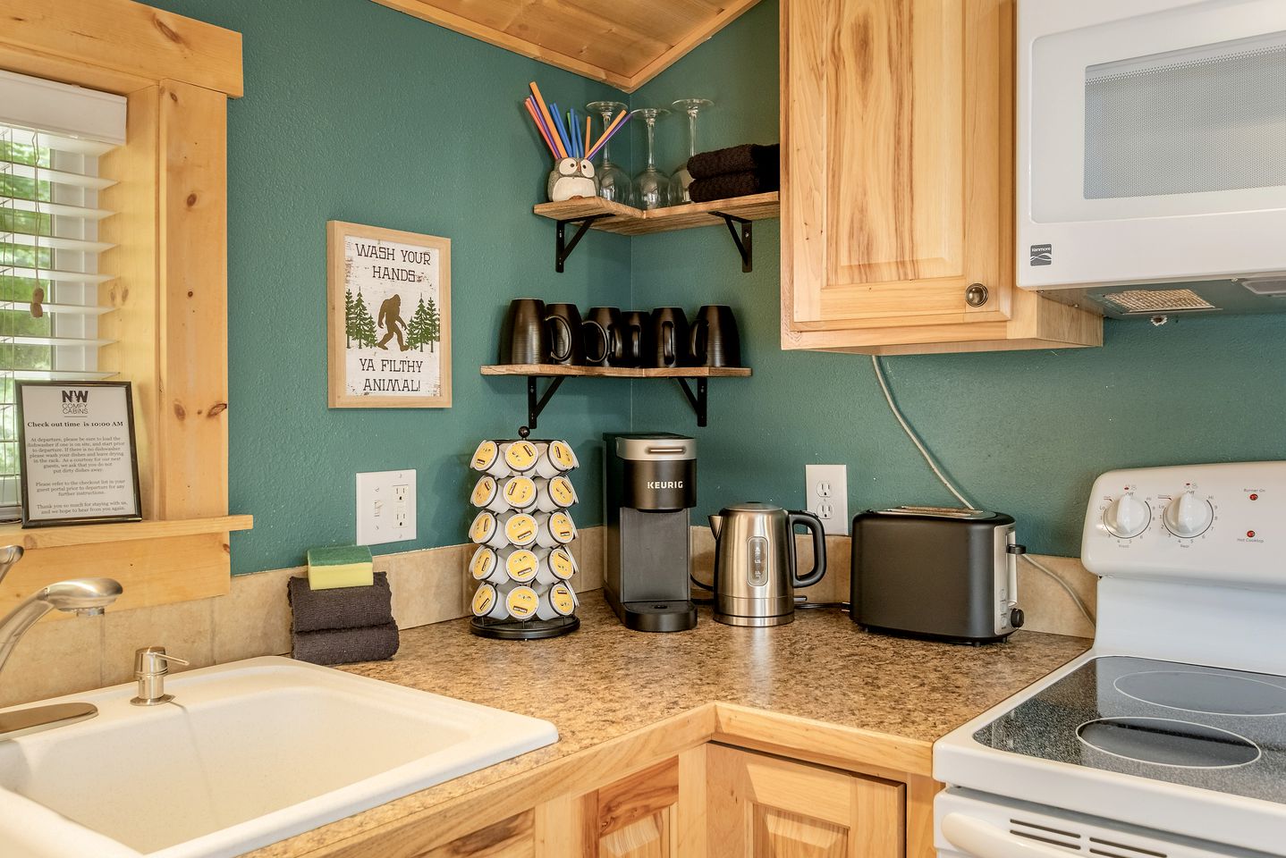 Pet-Friendly, Serene Mountain Cabin Lake Near Wenatchee State Park with a Hot-Tub to Relax Under the Stars, Washington