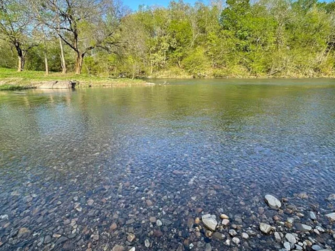 Peaceful Cabin on the Caddo River and Close to State Parks for an Amazing Family Vacation in Glenwood, Arkansas