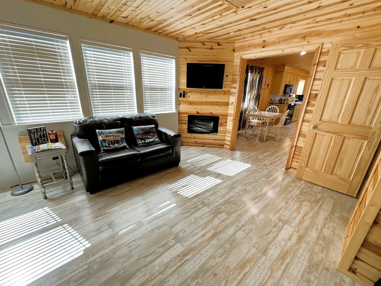 Peaceful Cabin on the Caddo River and Close to State Parks for an Amazing Family Vacation in Glenwood, Arkansas