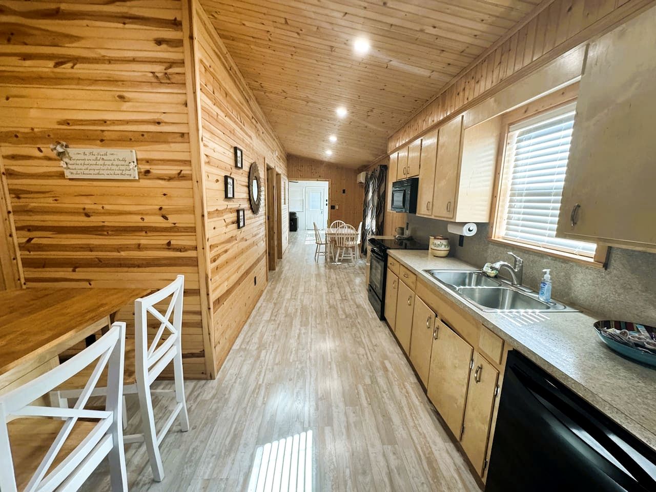 Peaceful Cabin on the Caddo River and Close to State Parks for an Amazing Family Vacation in Glenwood, Arkansas