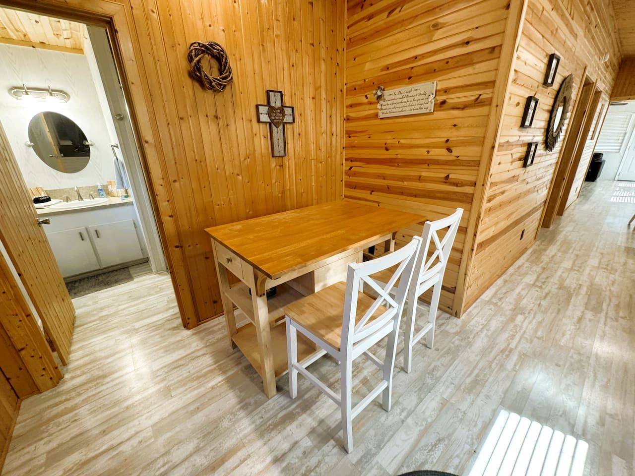 Peaceful Cabin on the Caddo River and Close to State Parks for an Amazing Family Vacation in Glenwood, Arkansas