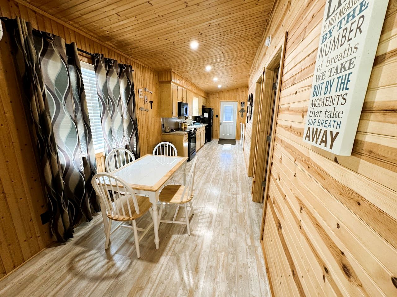 Peaceful Cabin on the Caddo River and Close to State Parks for an Amazing Family Vacation in Glenwood, Arkansas