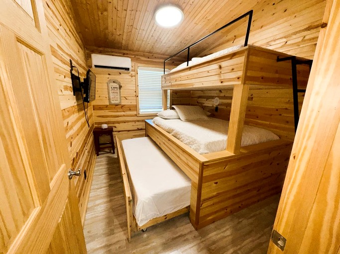 Cabins (United States of America, Glenwood, Arkansas)