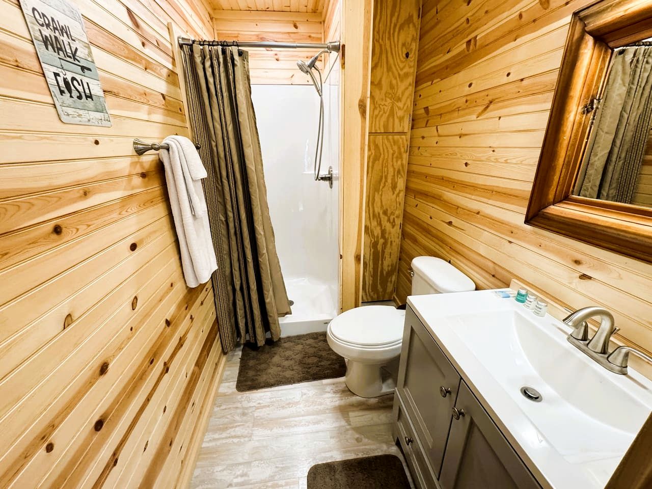 Peaceful Cabin on the Caddo River and Close to State Parks for an Amazing Family Vacation in Glenwood, Arkansas