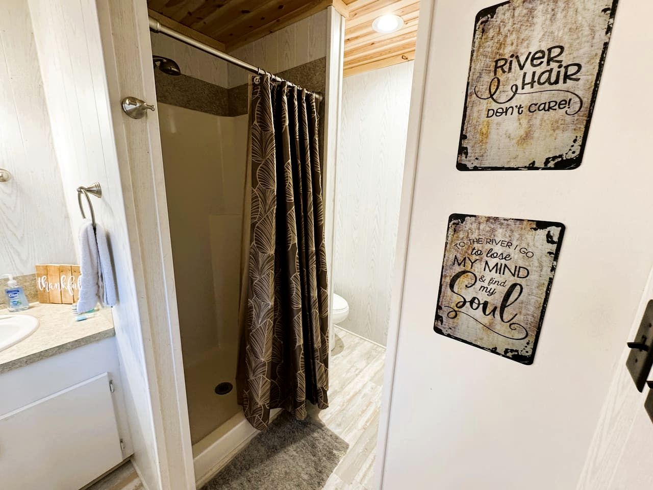 Peaceful Cabin on the Caddo River and Close to State Parks for an Amazing Family Vacation in Glenwood, Arkansas