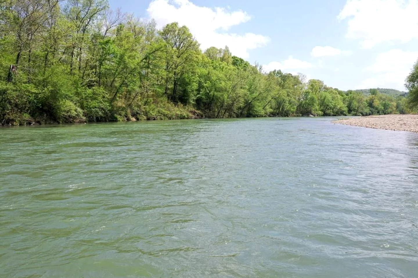 Peaceful Cabin on the Caddo River and Close to State Parks for an Amazing Family Vacation in Glenwood, Arkansas