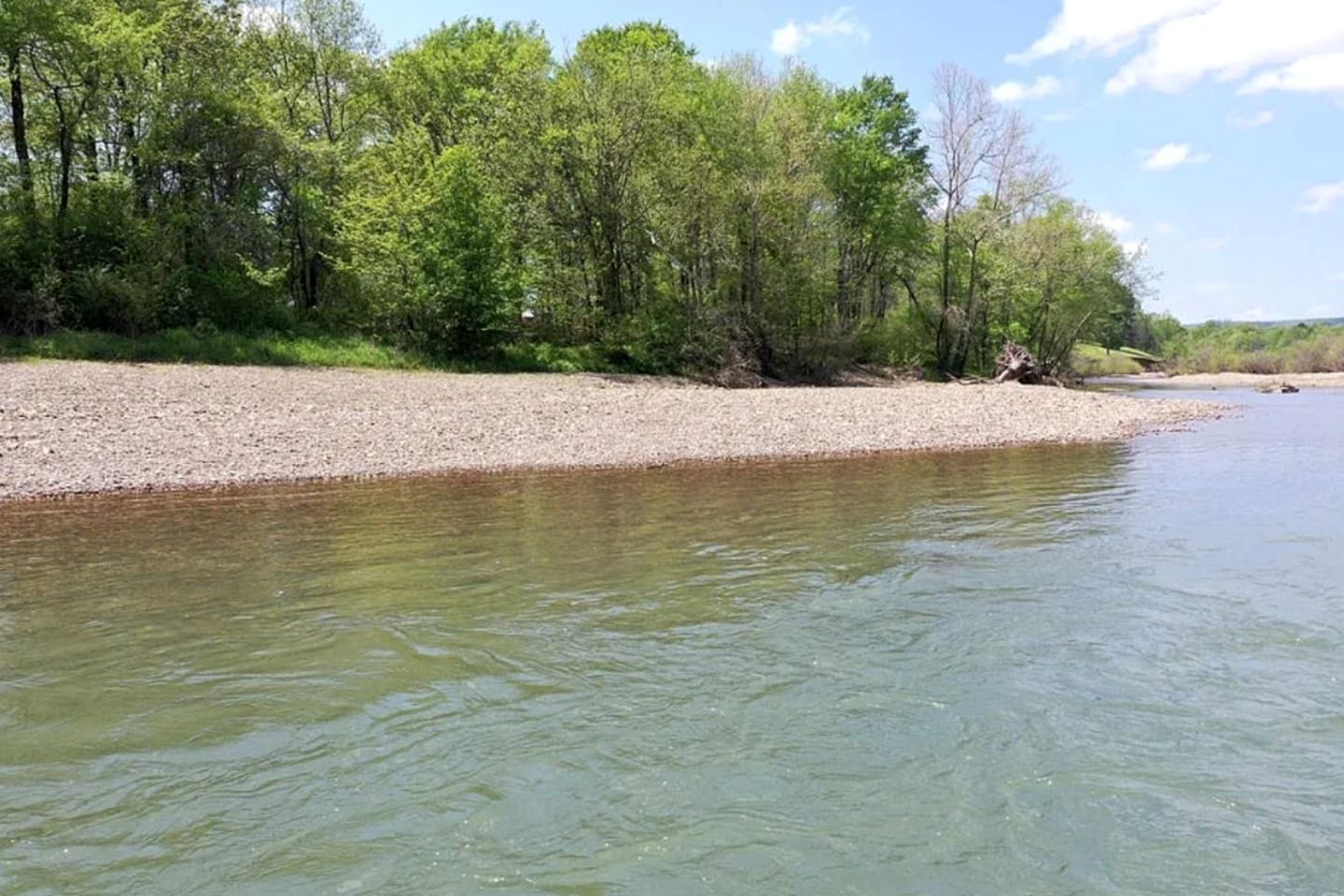 Peaceful Cabin on the Caddo River and Close to State Parks for an Amazing Family Vacation in Glenwood, Arkansas