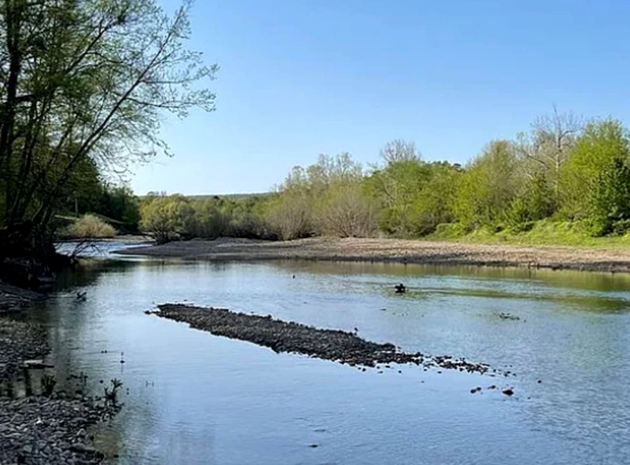 Peaceful Cabin on the Caddo River and Close to State Parks for an Amazing Family Vacation in Glenwood, Arkansas