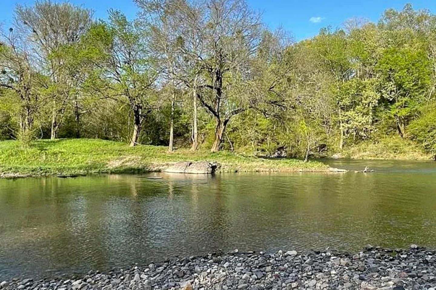 Peaceful Cabin on the Caddo River and Close to State Parks for an Amazing Family Vacation in Glenwood, Arkansas