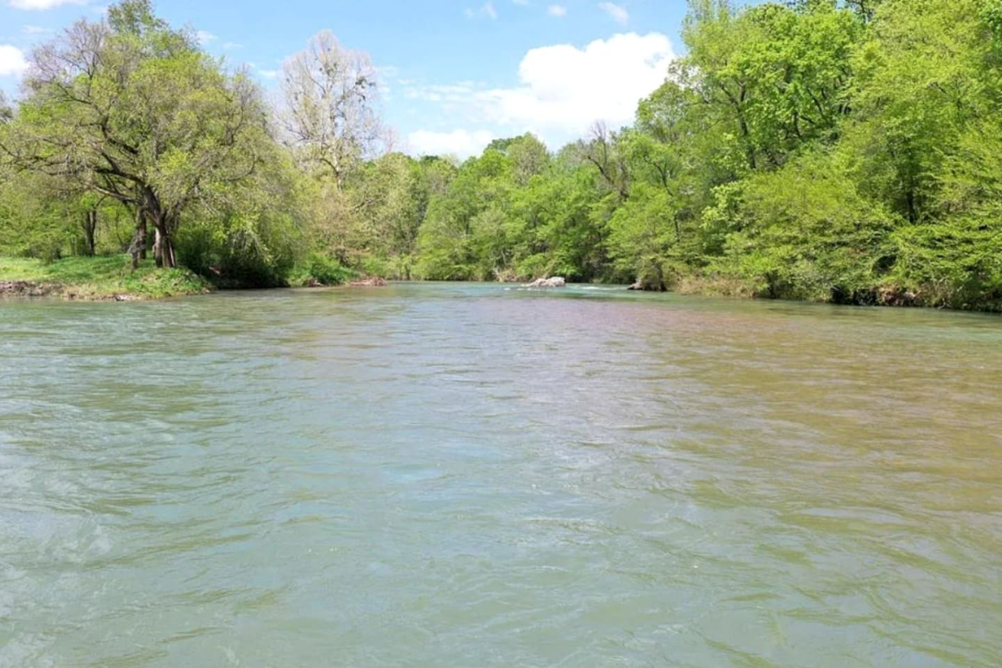 Peaceful Cabin on the Caddo River and Close to State Parks for an Amazing Family Vacation in Glenwood, Arkansas