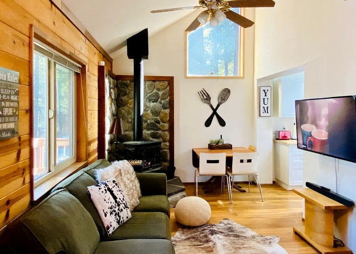 Cozy Cabin in Lush Forest with Shared Pool near Bear Valley Ski Resort in Arnold, California