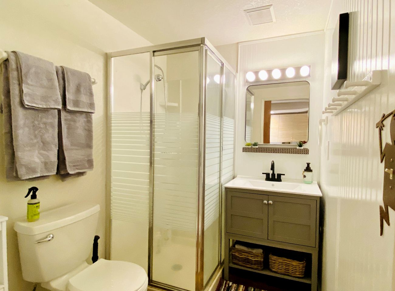 Cozy Cabin in Lush Forest with Shared Pool near Bear Valley Ski Resort in Arnold, California