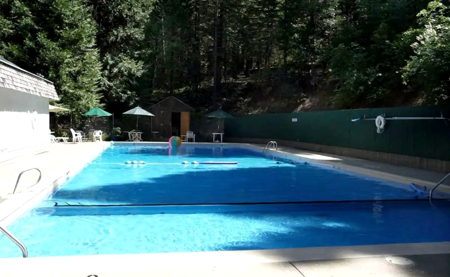 Cozy Cabin in Lush Forest with Shared Pool near Bear Valley Ski Resort in Arnold, California