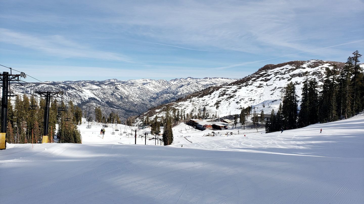 Cozy Cabin in Lush Forest with Shared Pool near Bear Valley Ski Resort in Arnold, California