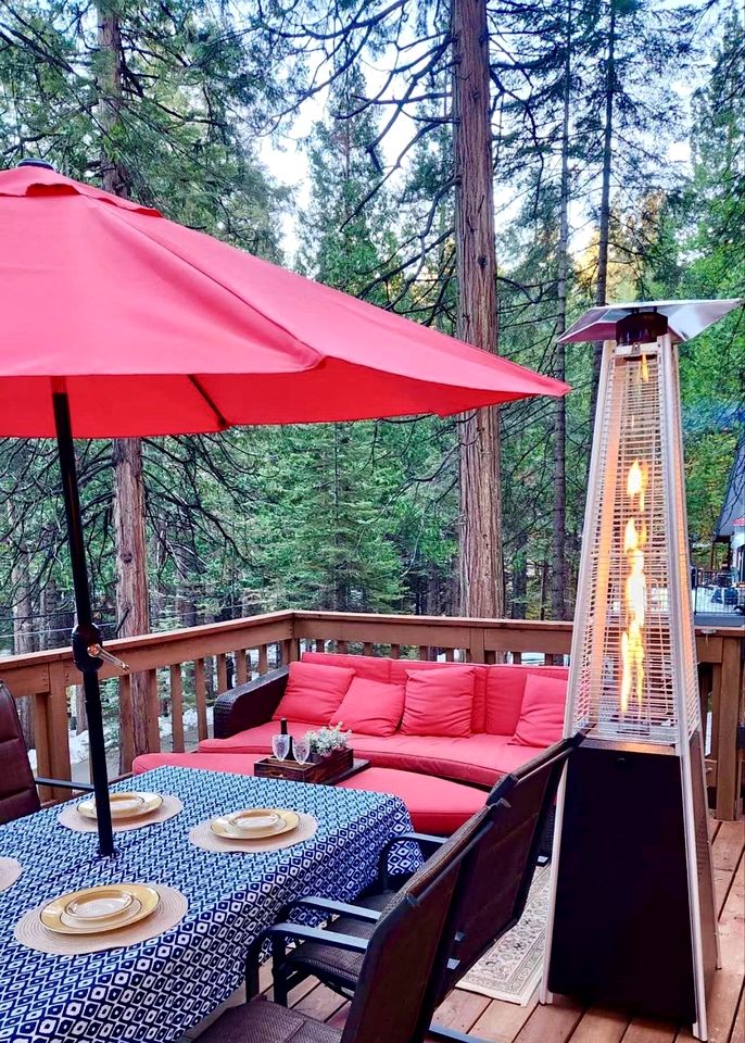 Cozy Cabin in Lush Forest with Shared Pool near Bear Valley Ski Resort in Arnold, California
