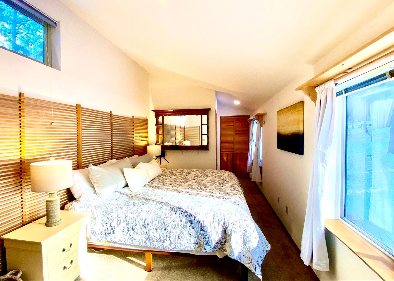 Cozy Cabin in Lush Forest with Shared Pool near Bear Valley Ski Resort in Arnold, California