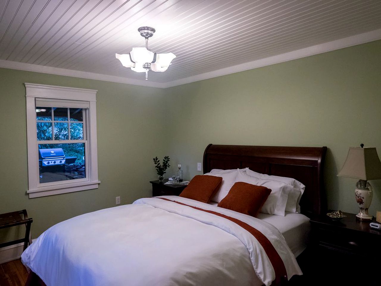 Lakefront Cottage Rental on Lily Lake in the Pocono Mountains of Pennsylvania