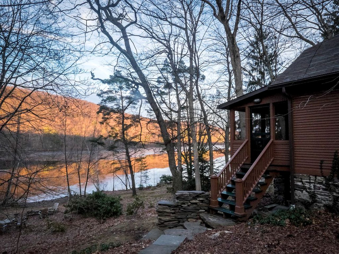 Lakefront Cottage Rental on Lily Lake in the Pocono Mountains of Pennsylvania
