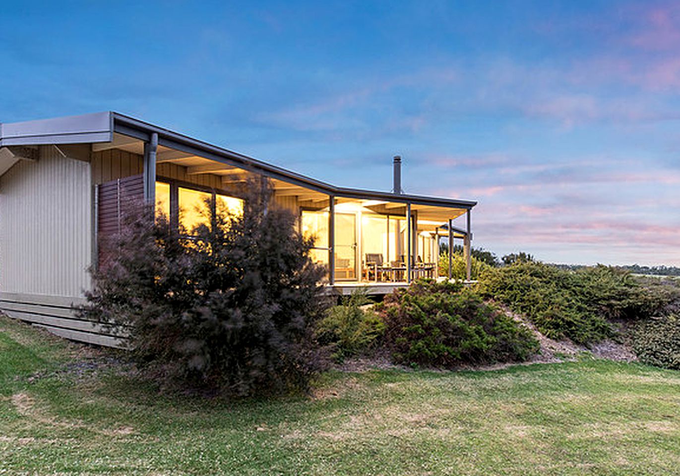 Romantic Holiday Cottage with Oceanfront Views near Wilsons Promontory National Park in Victoria