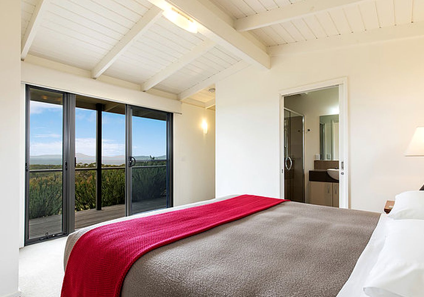 Romantic Holiday Cottage with Oceanfront Views near Wilsons Promontory National Park in Victoria