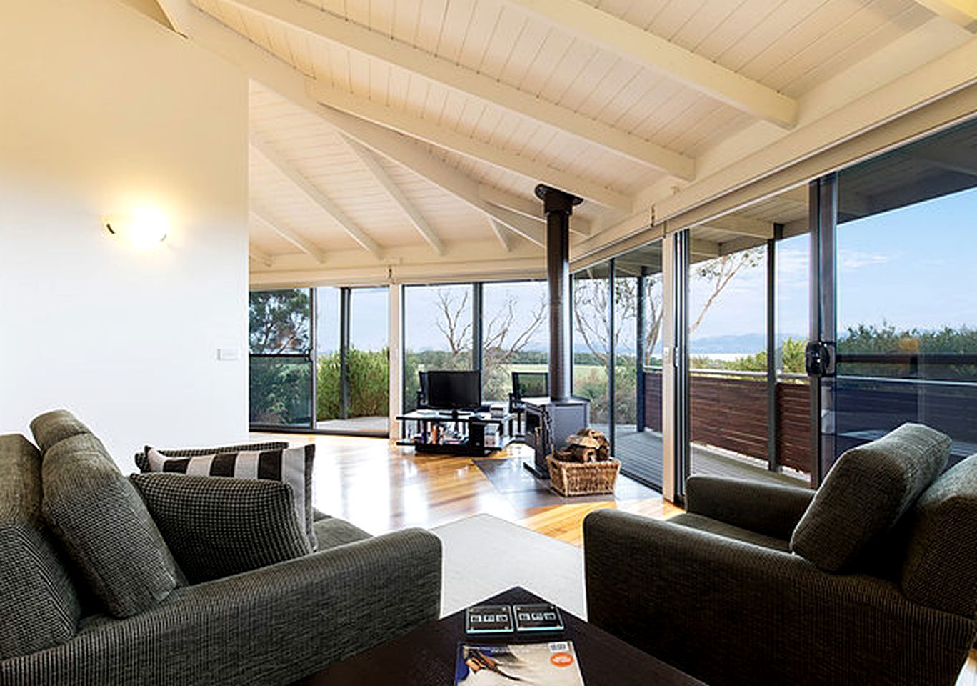 Inviting Studio Cottage Rental Overlooking the Ocean in Yanakie, Victoria
