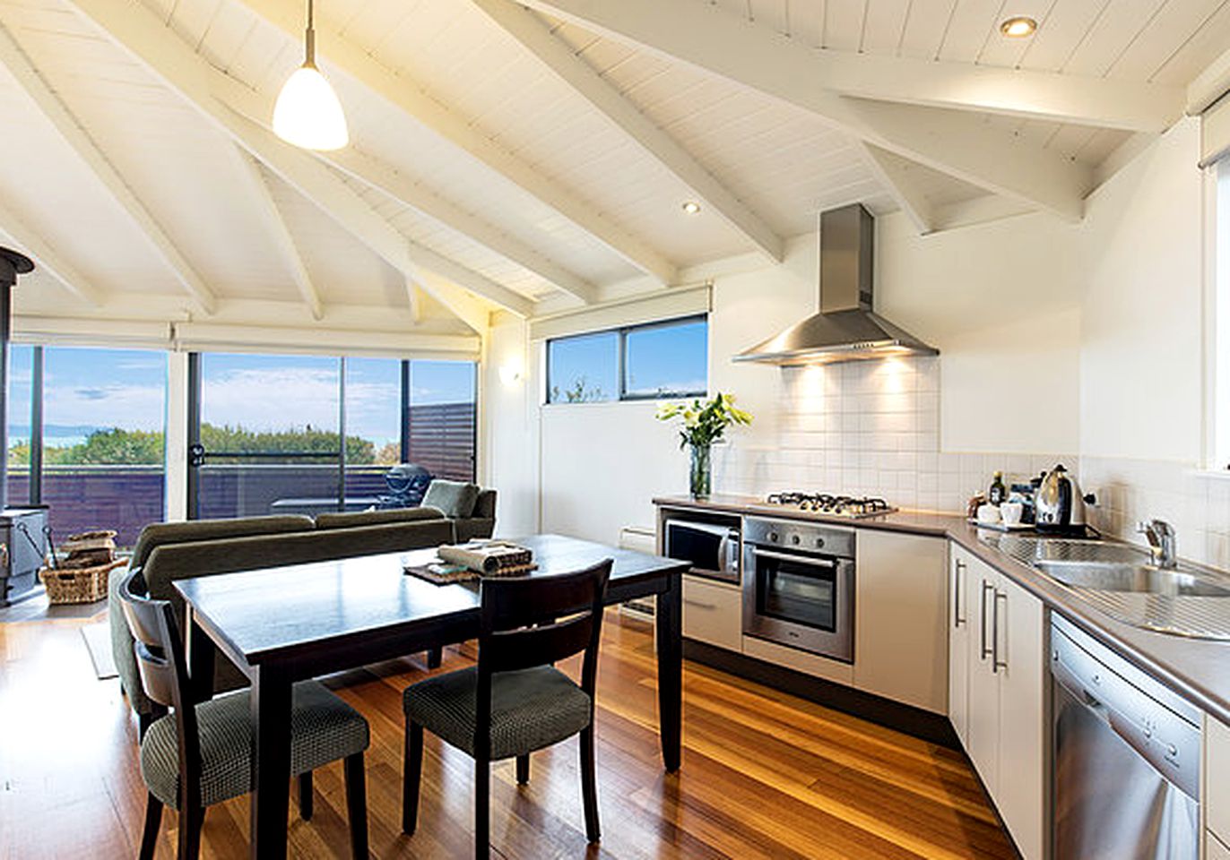 Inviting Studio Cottage Rental Overlooking the Ocean in Yanakie, Victoria