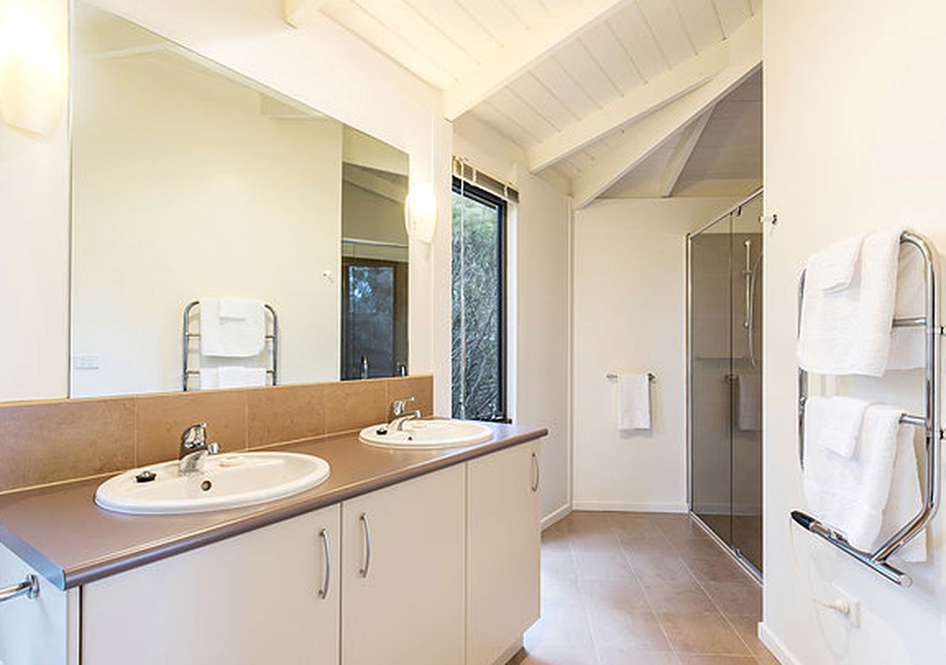 Inviting Studio Cottage Rental Overlooking the Ocean in Yanakie, Victoria