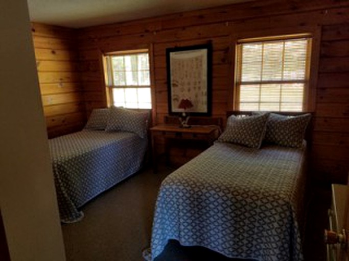 Cabins (Bloomingdale, New York, United States)