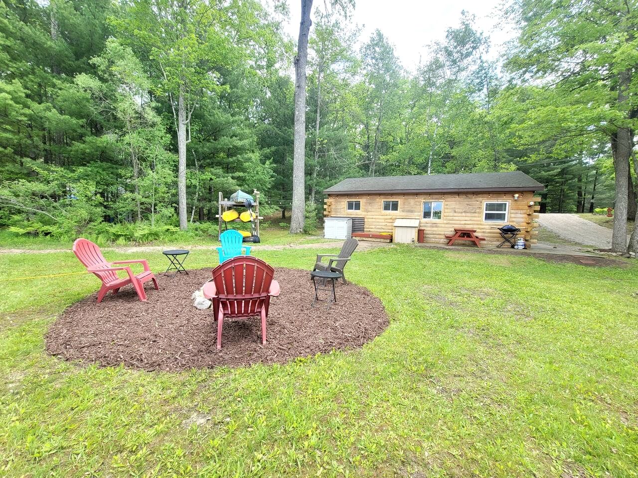 Cozy Lakeside Log Cabin with Kayaks & Arcade Access near Trails in Bitely, Michigan