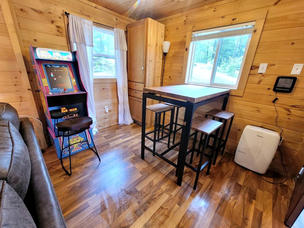 Cozy Lakeside Log Cabin with Kayaks & Arcade Access near Trails in Bitely, Michigan