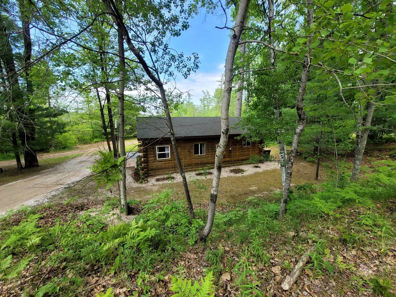 Cozy Lakeside Log Cabin with Kayaks & Arcade Access near Trails in Bitely, Michigan