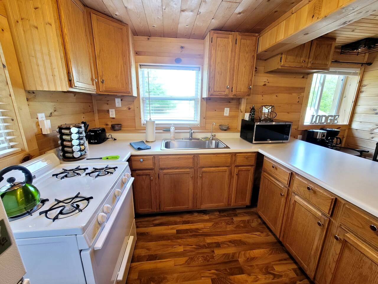 Cozy Lakeside Log Cabin with Kayaks & Arcade Access near Trails in Bitely, Michigan
