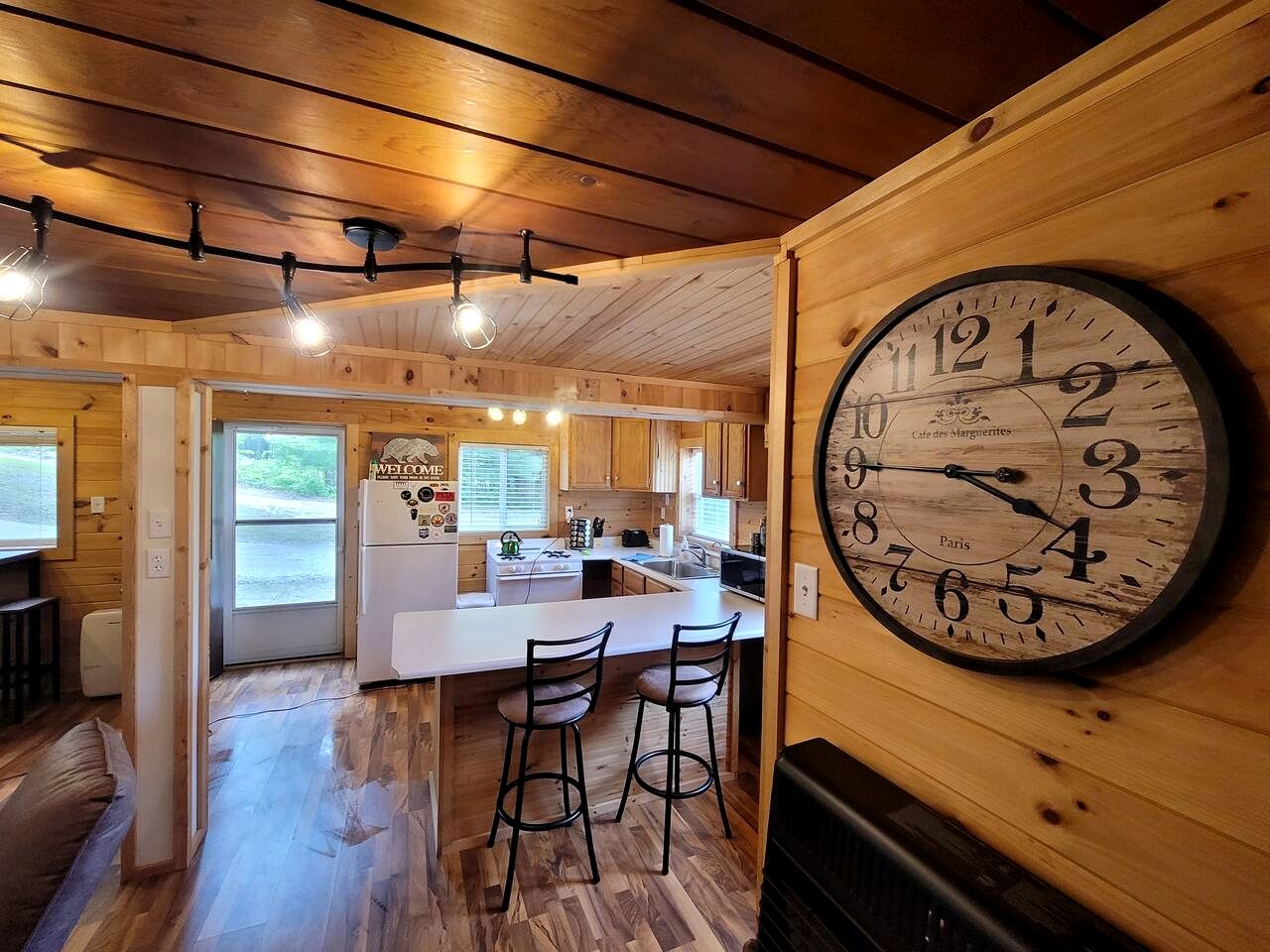 Cozy Lakeside Log Cabin with Kayaks & Arcade Access near Trails in Bitely, Michigan