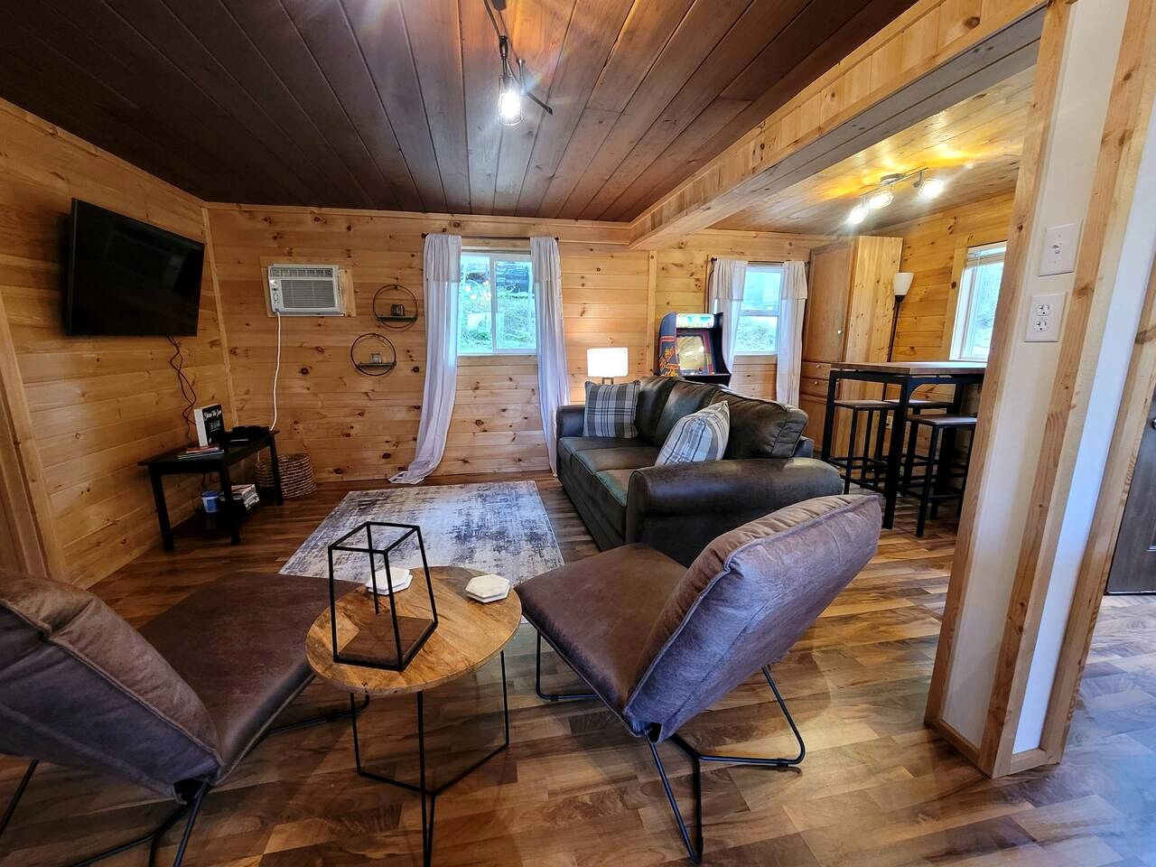 Cozy Lakeside Log Cabin with Kayaks & Arcade Access near Trails in Bitely, Michigan