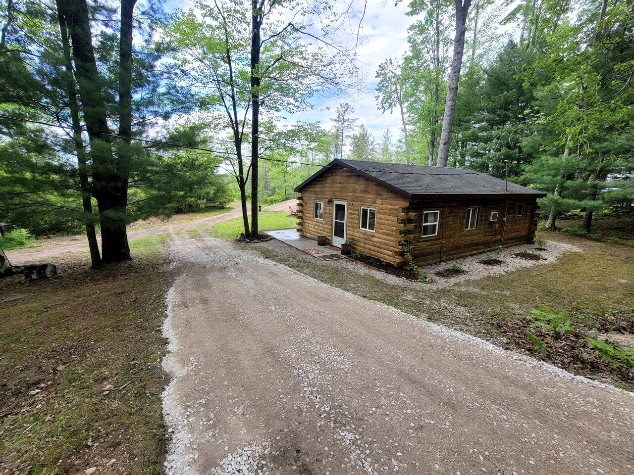 Cozy Lakeside Log Cabin with Kayaks & Arcade Access near Trails in Bitely, Michigan