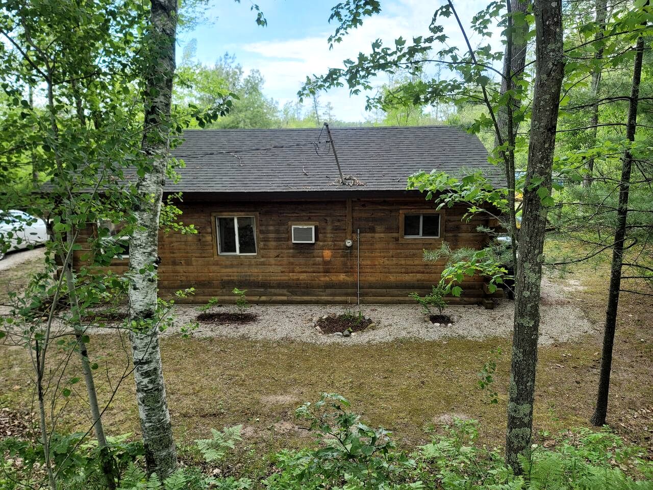 Cozy Lakeside Log Cabin with Kayaks & Arcade Access near Trails in Bitely, Michigan
