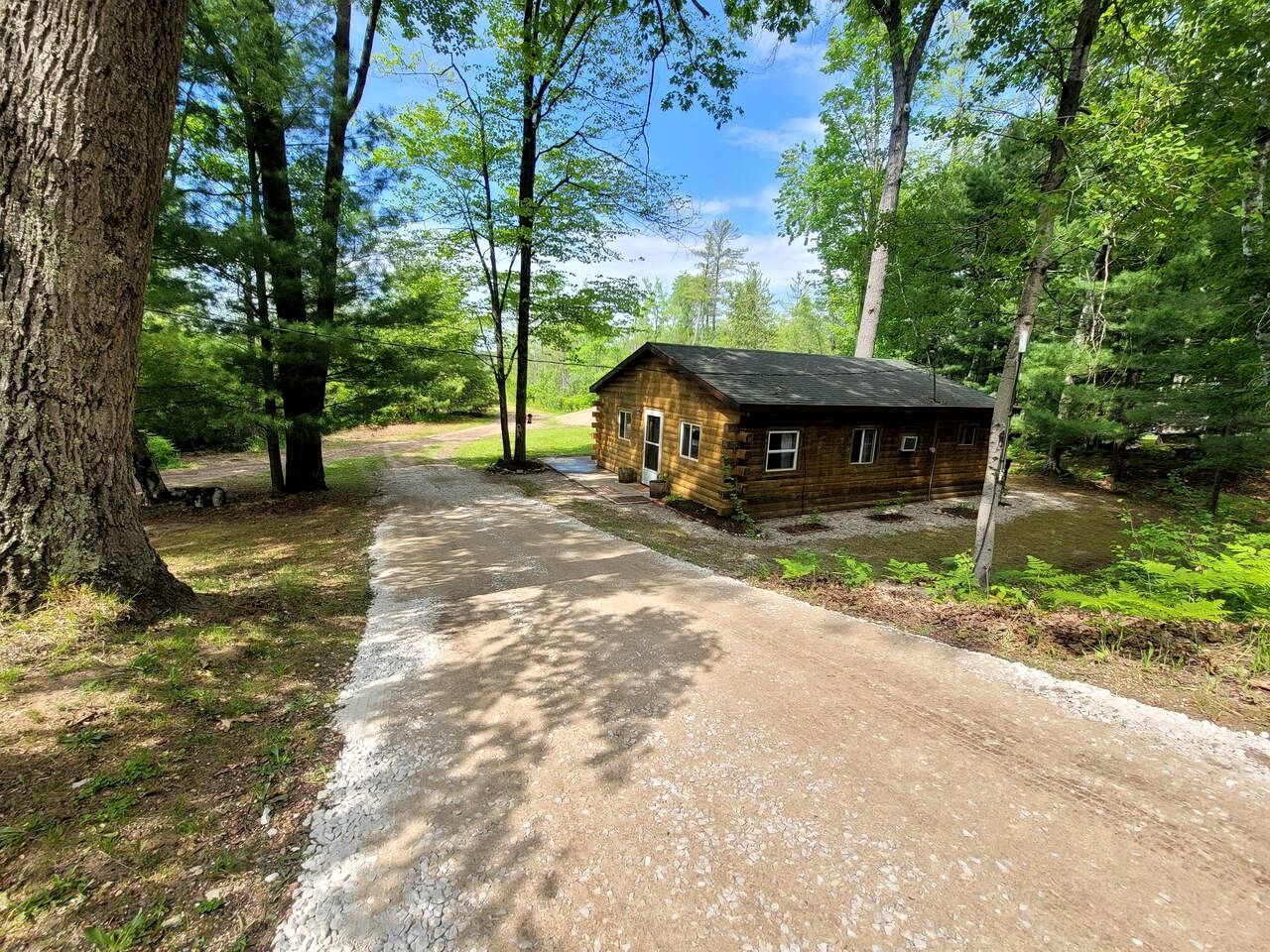 Cozy Lakeside Log Cabin with Kayaks & Arcade Access near Trails in Bitely, Michigan