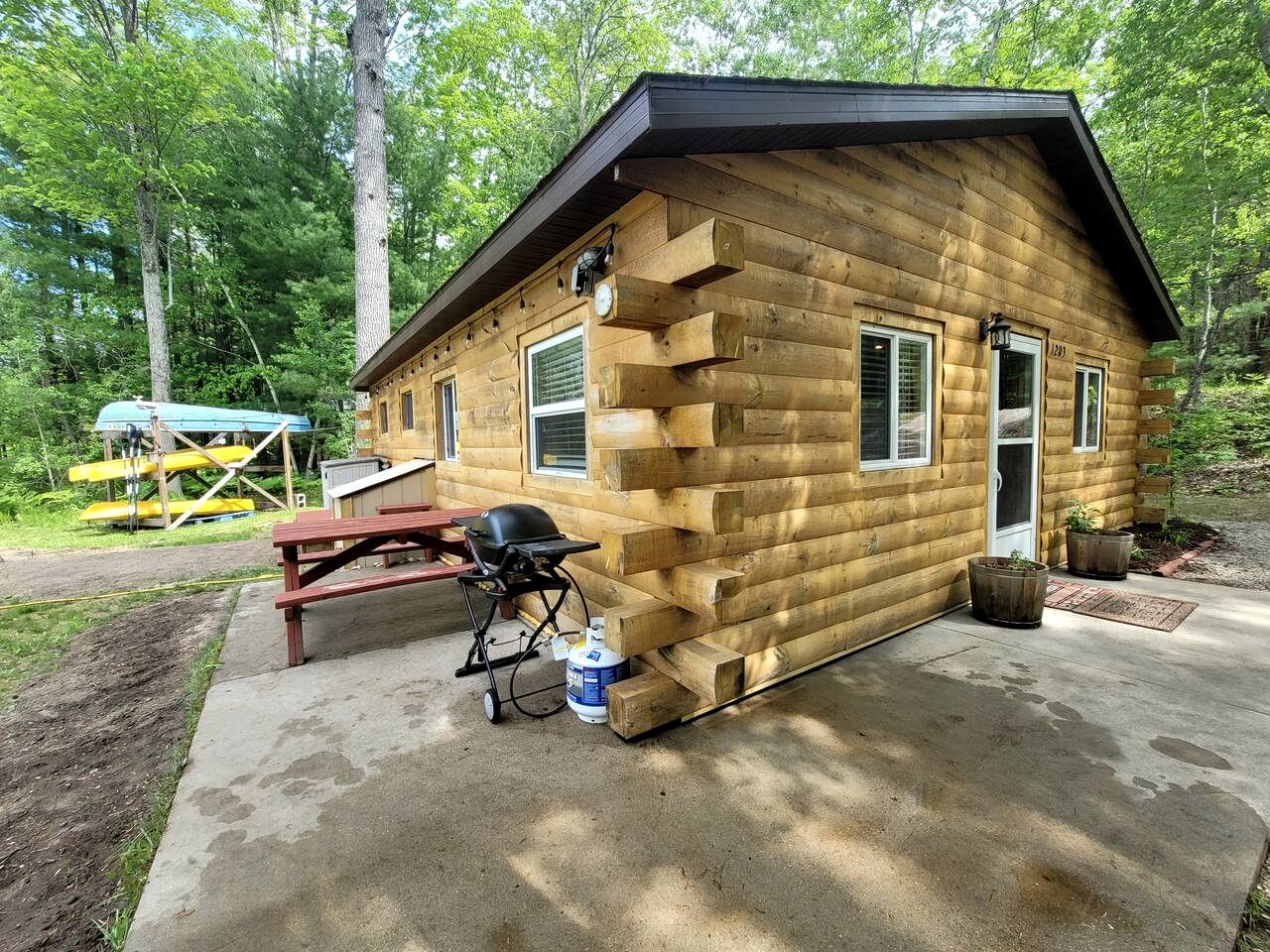 Cozy Lakeside Log Cabin with Kayaks & Arcade Access near Trails in Bitely, Michigan